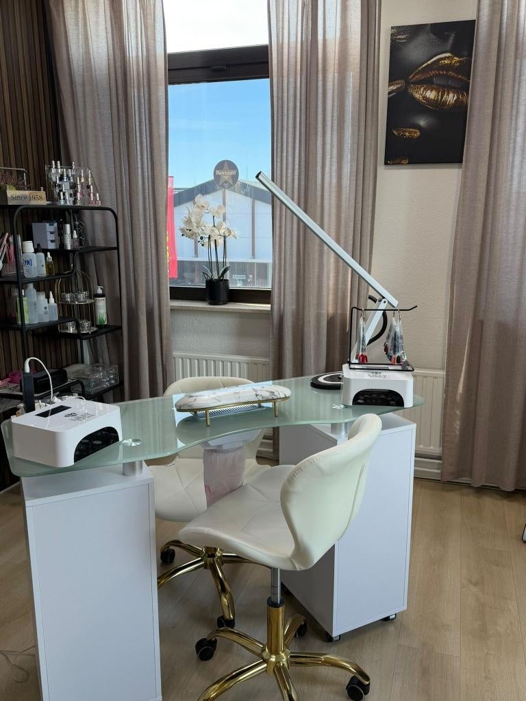 Complete nagelstudio set, Nagels lakken