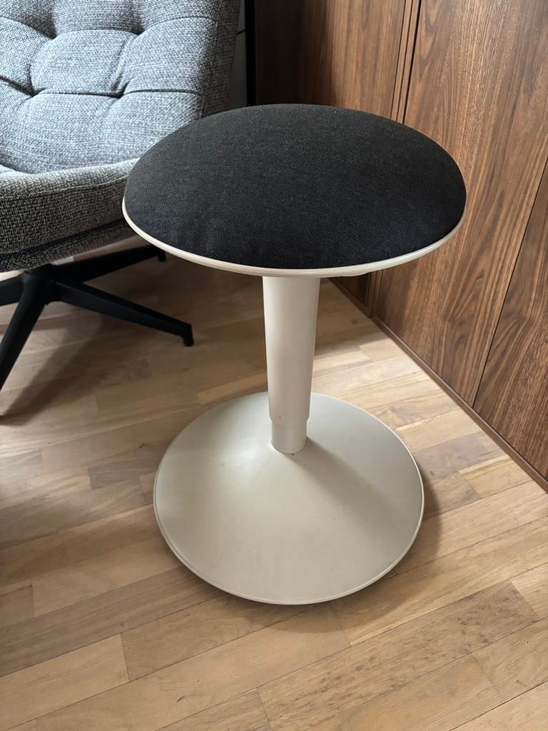 Ikea Nilserik zit/sta kruk beige/grijs izgs, Ophalen of Verzenden, In hoogte verstelbaar, Zo goed als nieuw, Kunststof