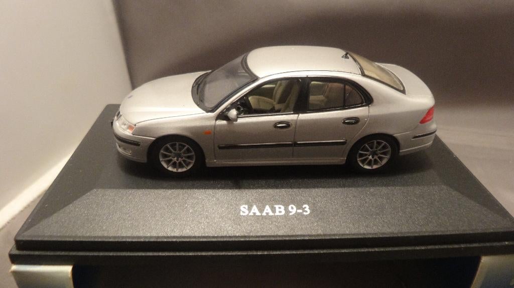 Universal Hobbies Saab 9-3 zeldzaam 1:43 zilver grijs, Hobby en Vrije tijd, Modelauto's | 1:43, Ophalen of Verzenden, Zo goed als nieuw