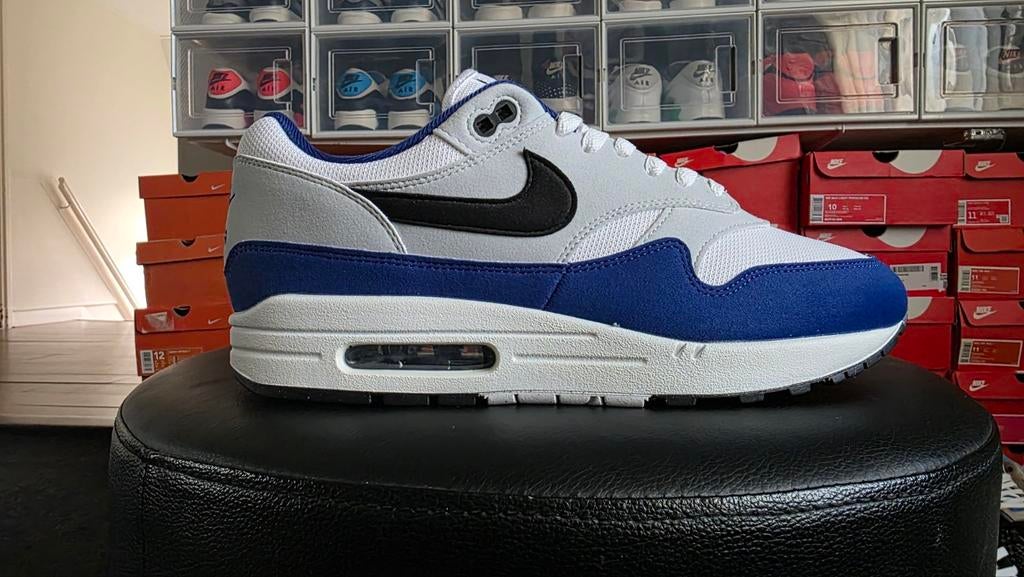Nike Air Max 1 in de kleur "Deep Royal Blue" DS maat 44.5, Kleding | Heren, Schoenen, Overige kleuren, Nike, Ophalen of Verzenden