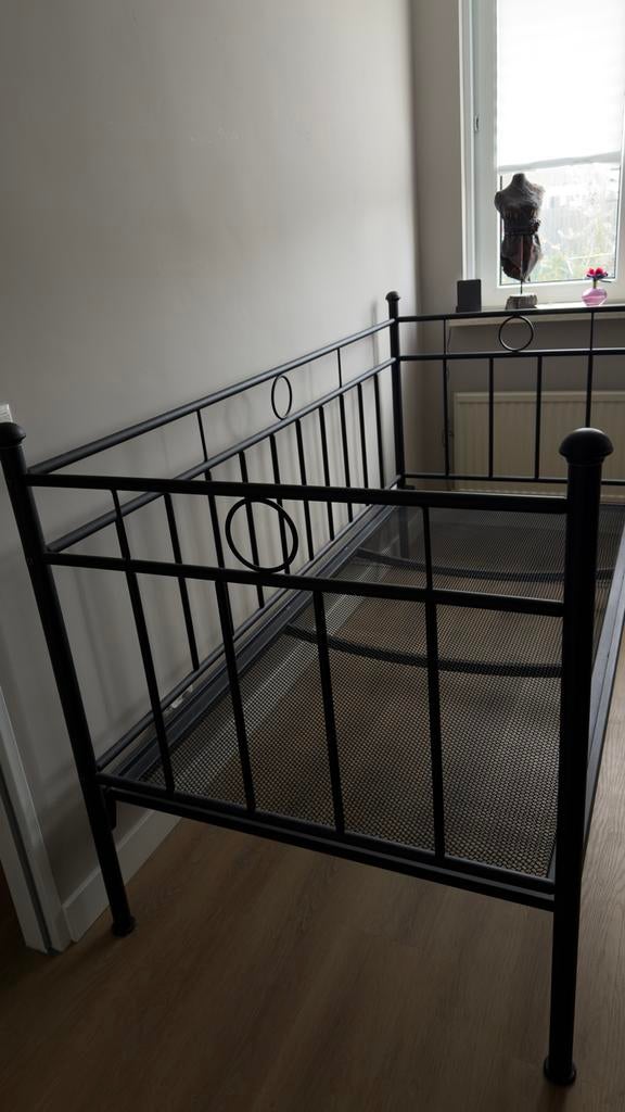 Zwart stalen eenpersoonsbed - GRATIS AFHALEN, Ophalen, Gebruikt, Eenpersoons, Zwart