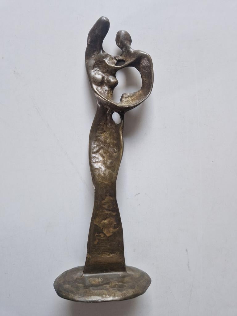 Abstract bronzen beeld van een omhelzend paar, 23cm hoog, Overige onderwerpen, Ophalen of Verzenden, 20 - 50 cm, Beeld