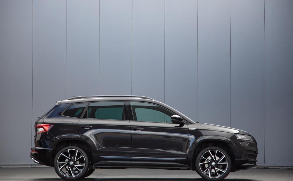 Skoda Karoq 1.5 TSI ACT Sportline Business |Panorama|Virtual, Stof, 4 cilinders, 150 pk, Zwart