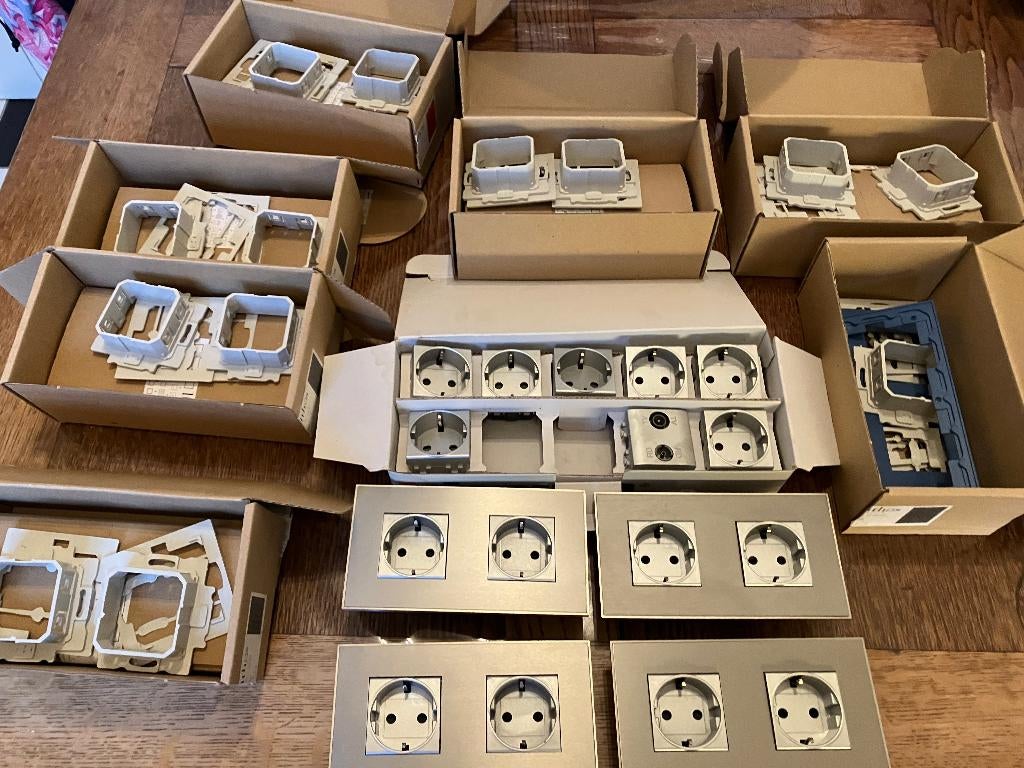 Restant elektra 8 dubbele inbouw stopcontacten, Doe-het-zelf en Verbouw, Elektra en Kabels, Ophalen of Verzenden, Zo goed als nieuw