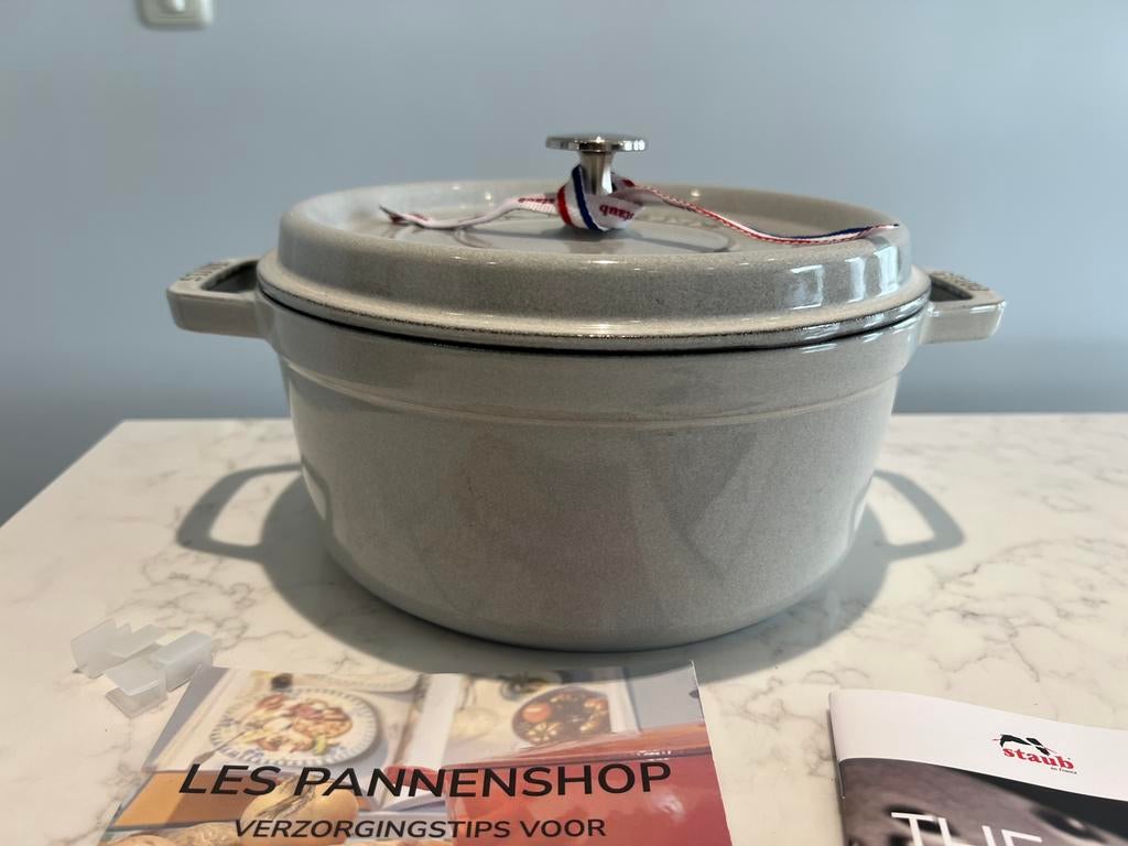 Staub La Cocotte 24 cm White Truffel nieuw, Gietijzer, Nieuw, Ophalen of Verzenden, Staub