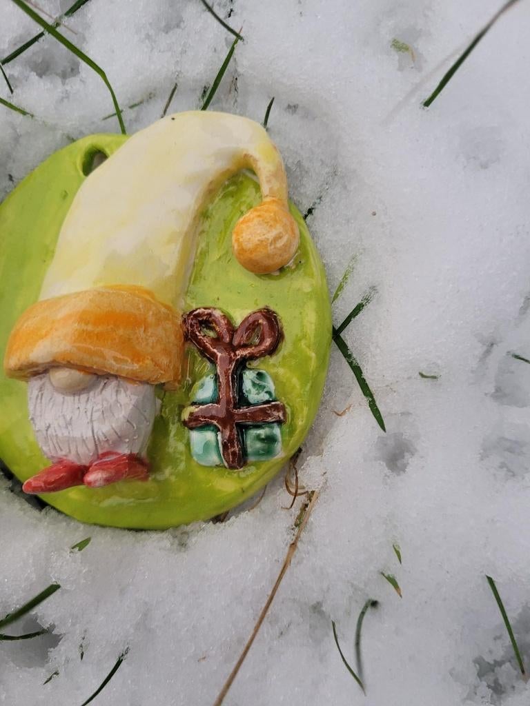 Groen-geel-oranje kerst gnoom klei hanger met cadeautje., Diversen, ., Nieuw, Ophalen of Verzenden, .