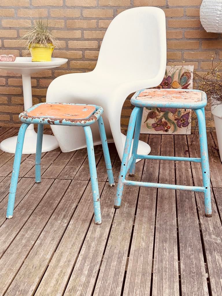 Set van 2 Brocante Vintage Metalen Krukjes - Blauw/Oranje, Huis en Inrichting, Krukjes, Gebruikt, IJzer, Ophalen