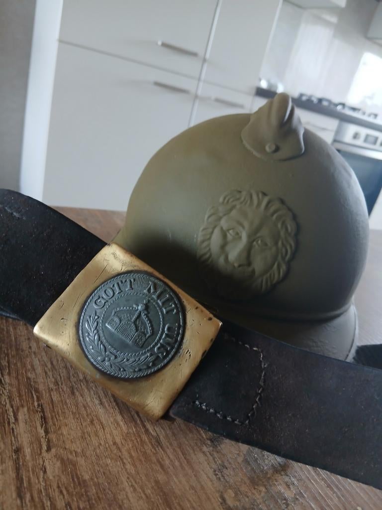 Helm en riem, Ophalen of Verzenden, Landmacht, Overige gebieden, Helm of Baret