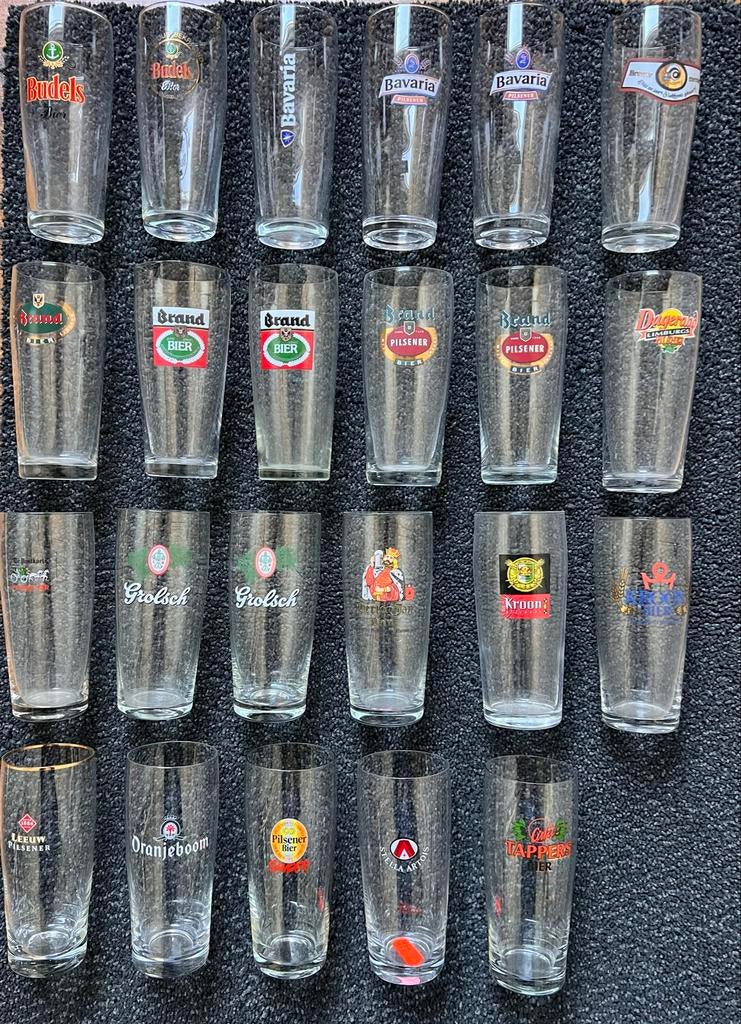 Bierglazen ( fluitjes ) 23 stuks van diverse merken, Ophalen, Gebruikt