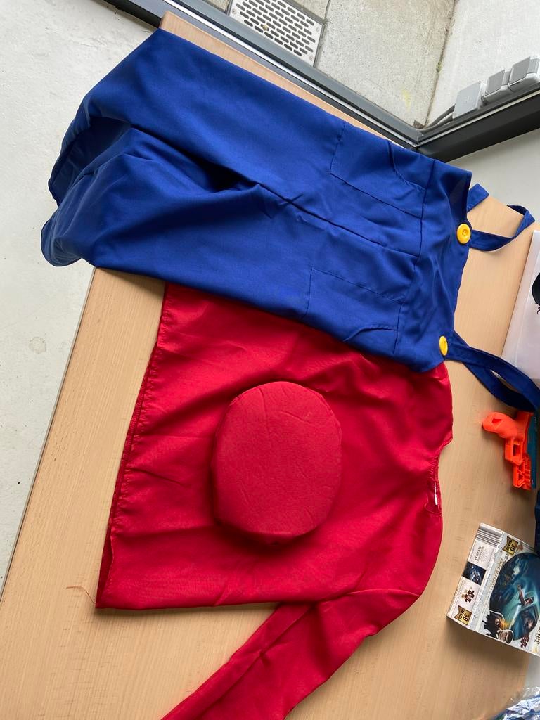 Mario Bros. kostuum voor kinderen maat 158, Ophalen of Verzenden, Gebruikt, 122 t/m 128, Jongen of Meisje