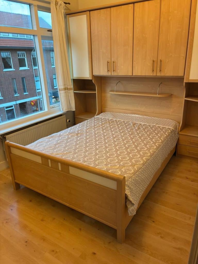 Bed met ombouw, kledingkast, nachtkastjes en matras 140x200, Ophalen, Zo goed als nieuw, Tweepersoons, Modern, Ruimtebesparend