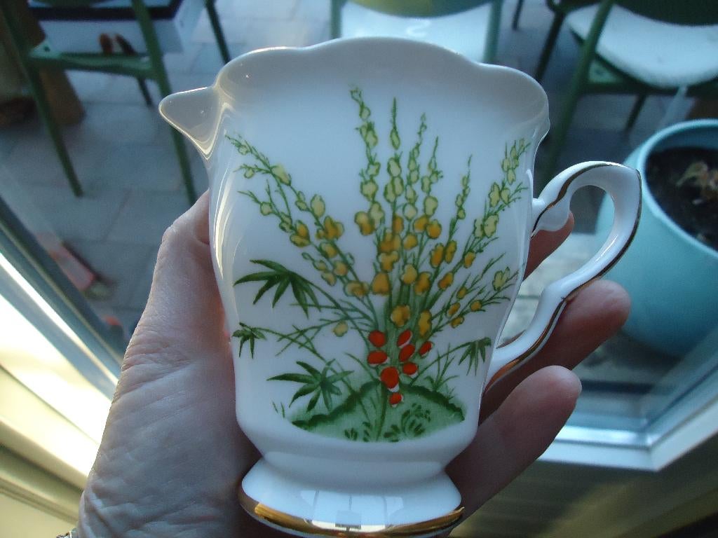 mooie melkkan en suikerpot BROOM royal stafford engeland, Huis en Inrichting, Keuken | Servies, Overige typen, Ophalen of Verzenden