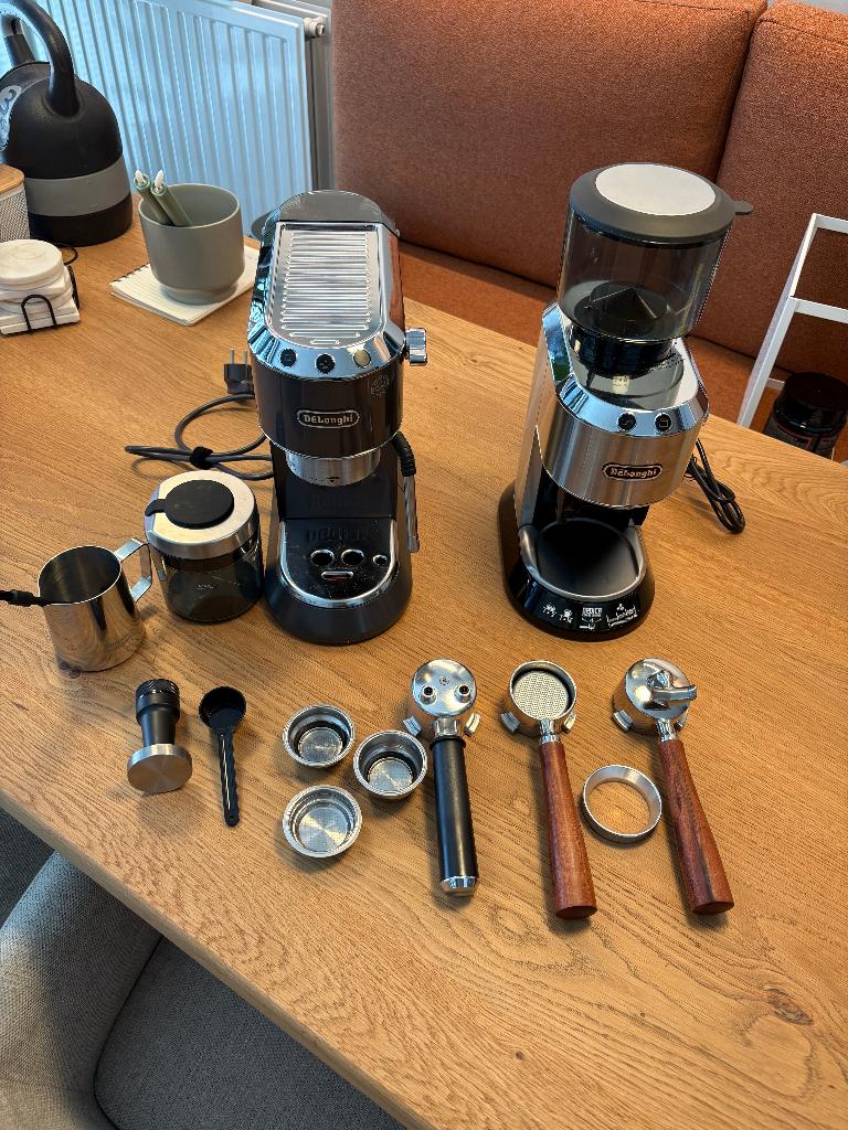 De'Longhi Dedica Arte EC885 + KG520 molen + accessoires, Ophalen, Espresso apparaat, Zo goed als nieuw, 2 tot 4 kopjes