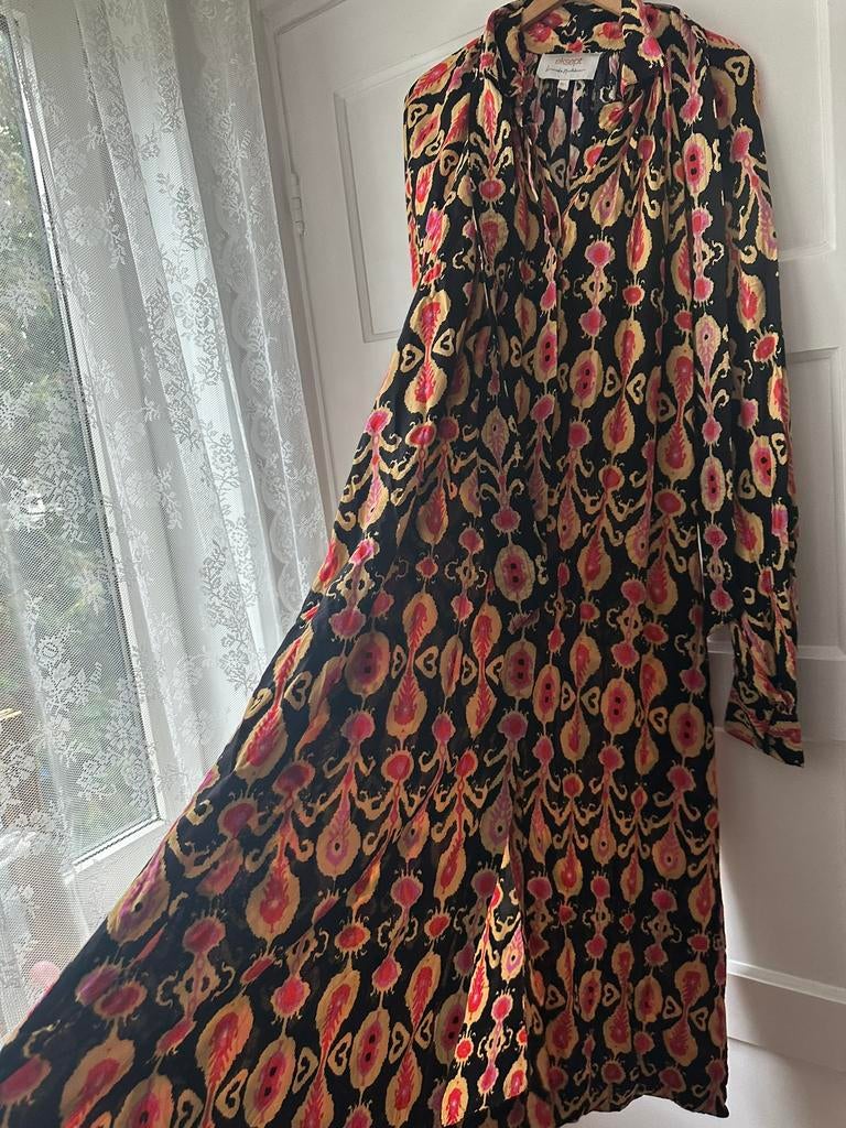 Maxi lange ikat print pofmouw kimono jurk Lonneke Nooteboom, Ophalen of Verzenden, Zo goed als nieuw, Zwart, Onder de knie
