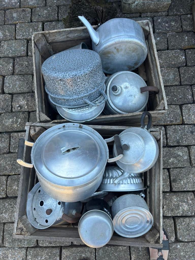 2 kisten vol met oude curiosa, Ophalen