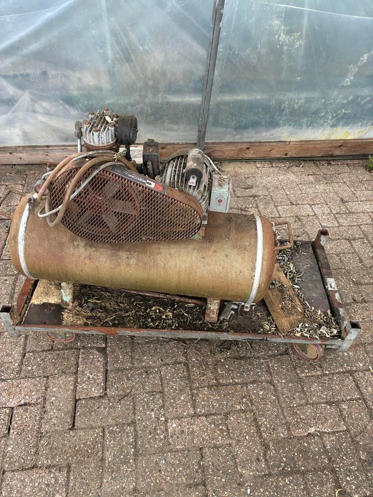 Oude compressor - heeft aandacht nodig, Doe-het-zelf en Verbouw, Compressors, Ophalen, Gebruikt, Minder dan 200 liter/min, Minder dan 25 liter