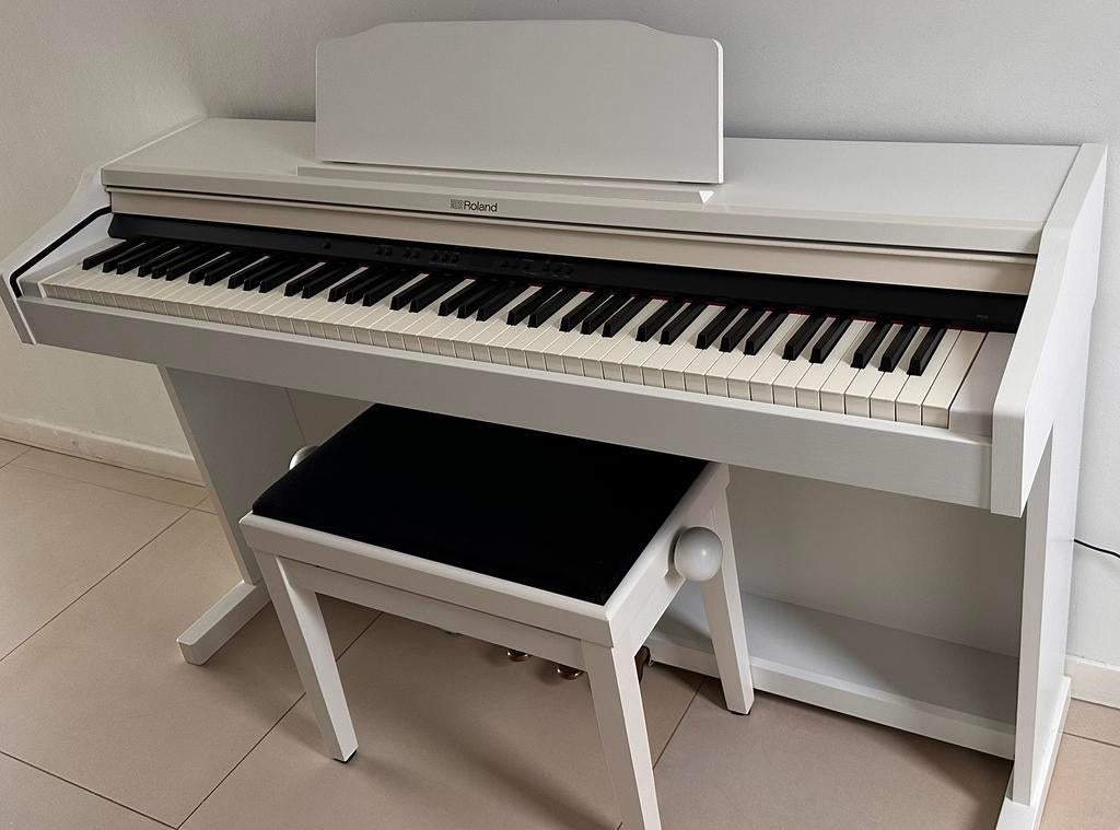 Roland RP501R-WH White digitale piano, Muziek en Instrumenten, Ophalen, Zo goed als nieuw, Zwart