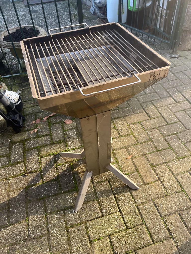 Houtskoolbarbecue van roestvast staal, Ophalen, Gebruikt