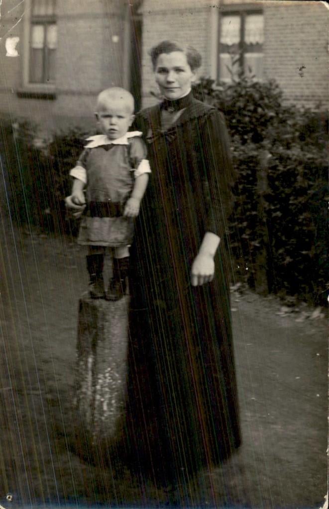 Vrouw met kind - Sokkel, Ophalen of Verzenden, Voor 1920, Gelopen, Zuid-Holland