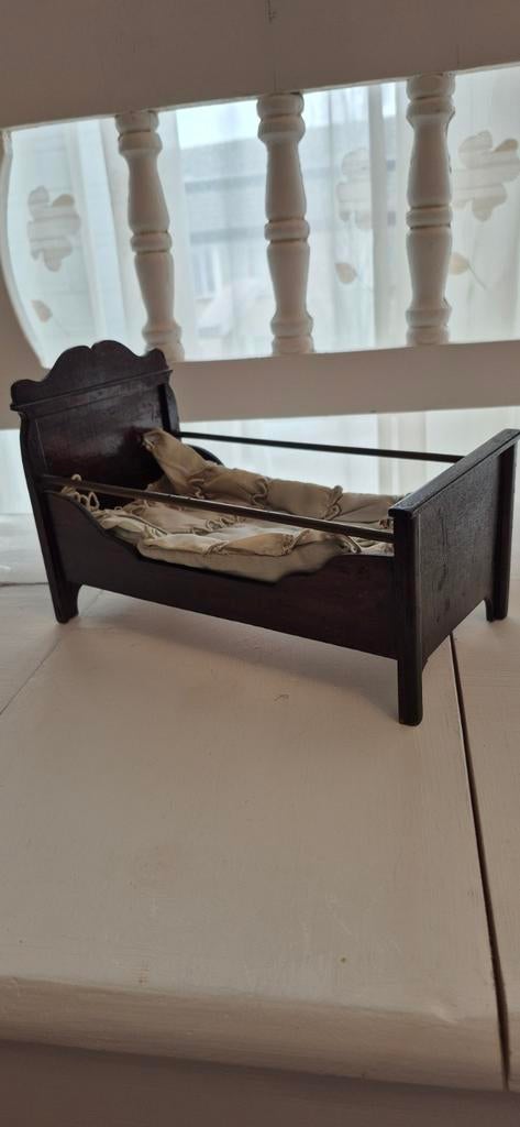 Antiek houten poppenbed, Antiek en Kunst, Antiek | Speelgoed, Ophalen of Verzenden