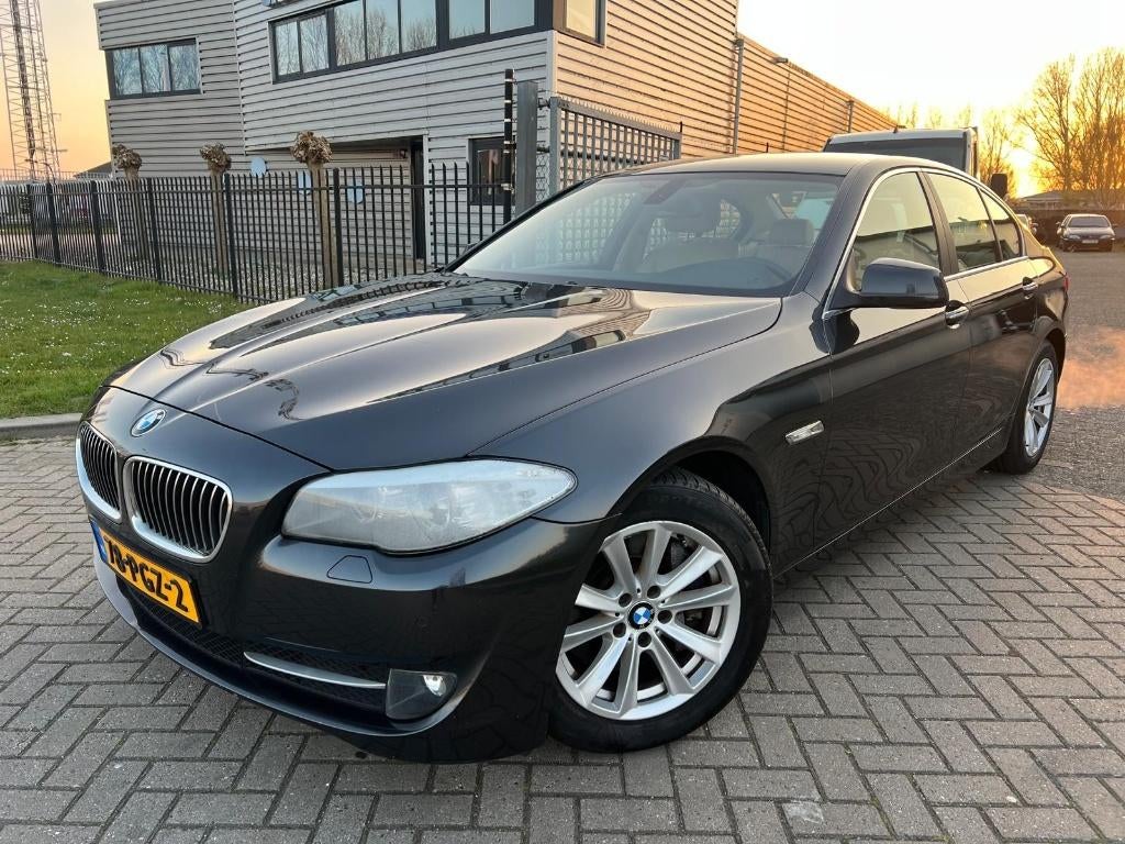 BMW 5-Serie 3.0 I 528i Automaat Leer Camera N.A.P, Achterwielaandrijving, Beige, 2996 cc, Bedrijf