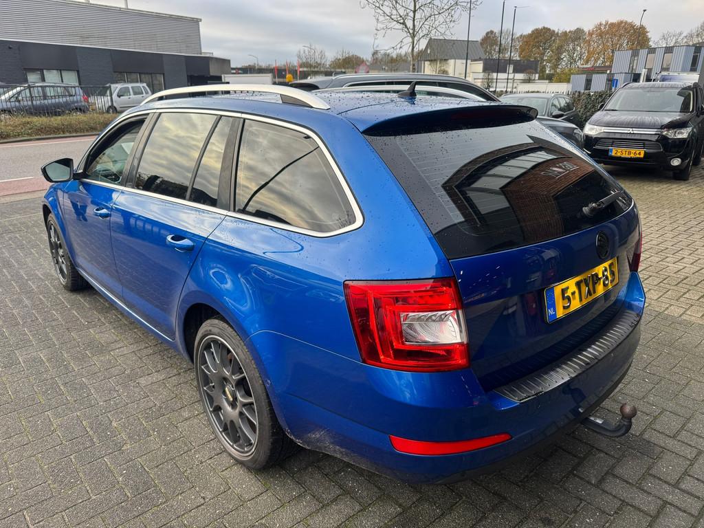 Skoda Octavia Combi 1.4 TSI AUTOMAAT XENON TREKHAAK KEYLESS, Euro 5, Gebruikt, 4 cilinders, Leder en Stof