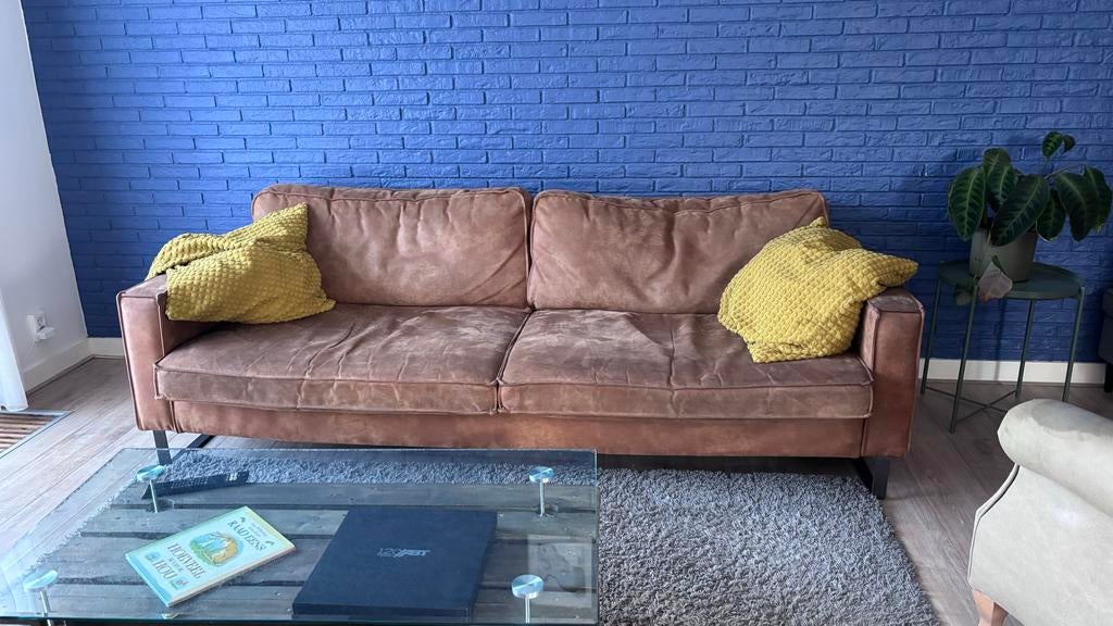 Bruine bank met metalen poten, Huis en Inrichting, Banken | Bankstellen, Ophalen, Driepersoons, 75 tot 100 cm, Rechte bank