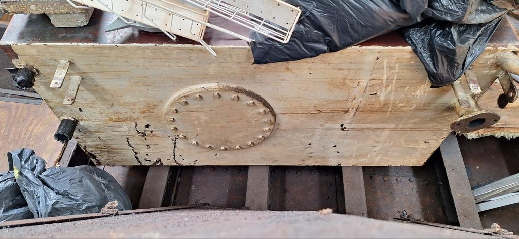 Dieseltank staal met mangat L 134 x B64 x D40 inhoud:  340L, Ophalen