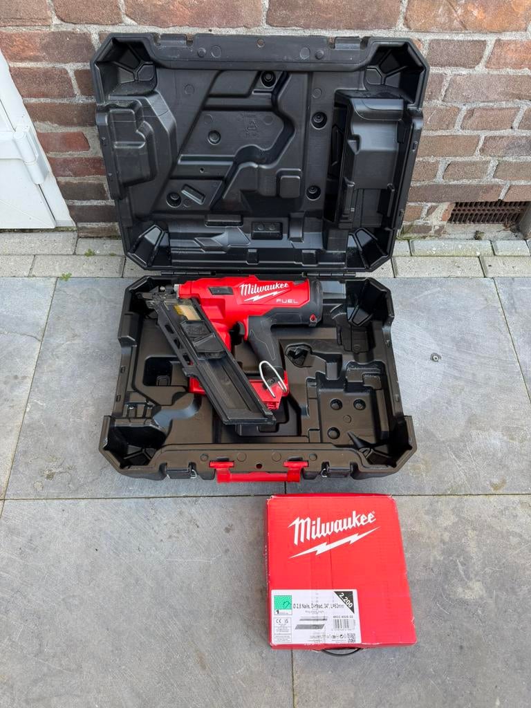 Milwaukee m18ffn-502c constructietacker koffer 2200 spijkers, Ophalen, Zo goed als nieuw