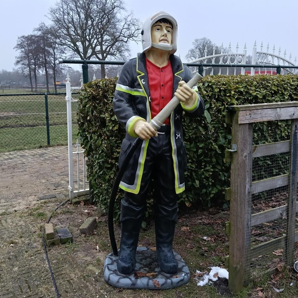 Levensechte brandweerman, Ophalen, Versiering