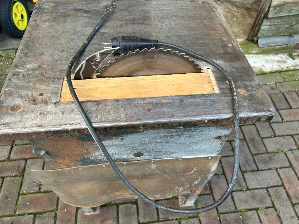 Te koop 220 volt zaag, Doe-het-zelf en Verbouw, Gereedschap | Zaagmachines, Cirkelzaag, Ophalen of Verzenden, Zo goed als nieuw