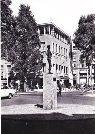 AMSTERDAM-C,- Spui. Het Amsterdamse Lieverdje.  20-01, Ophalen of Verzenden, 1960 tot 1980, Ongelopen, Noord-Holland