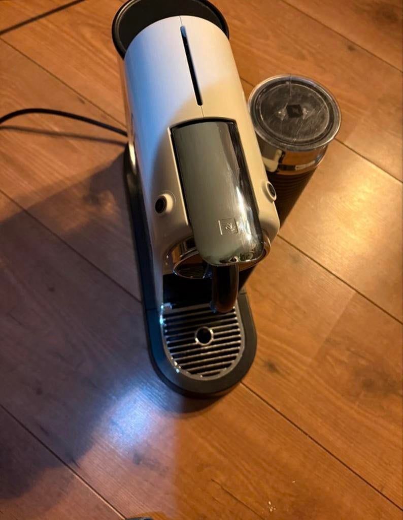 Nespresso machine met Aeroccino melkopschuimer, Witgoed en Apparatuur, Verzenden, Koffiemachine, Zo goed als nieuw, Koffiepads en cups