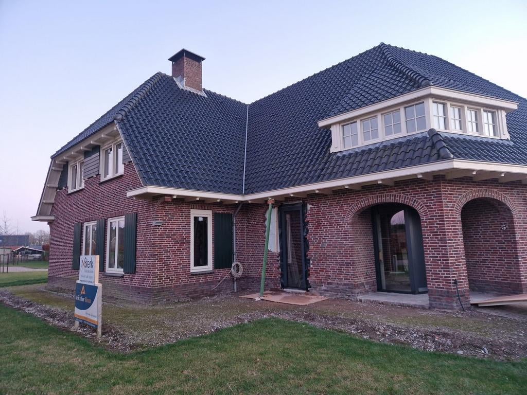 Gebr. Laumans Vh/Ovh Romaanse zwart verglaasde dakpannen, Ophalen, Steen of Klei, Zo goed als nieuw, 15 m² of meer