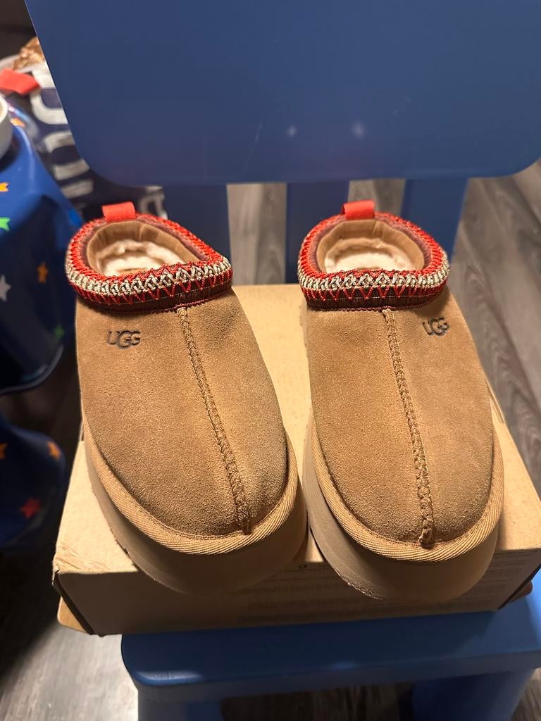 UGG Pantoffels - Zo goed als nieuw, Ophalen of Verzenden, Zo goed als nieuw, Bruin, Pantoffels of Sloffen