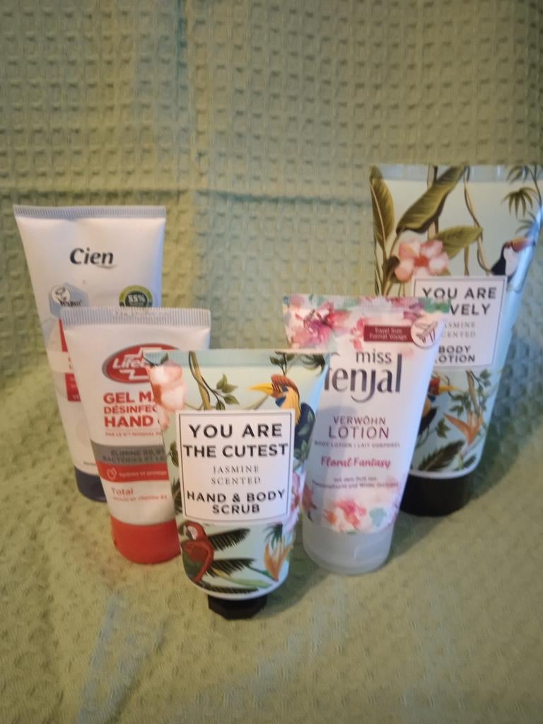 Setje hand en body verzorging, Sieraden, Tassen en Uiterlijk, Uiterlijk | Lichaamsverzorging, Ophalen of Verzenden, Nieuw, Bodylotion, Crème of Olie