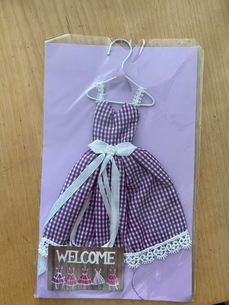 Decoratieve Miniatuur Jurk met 'Welcome' Bordje, Ophalen of Verzenden, Nieuw