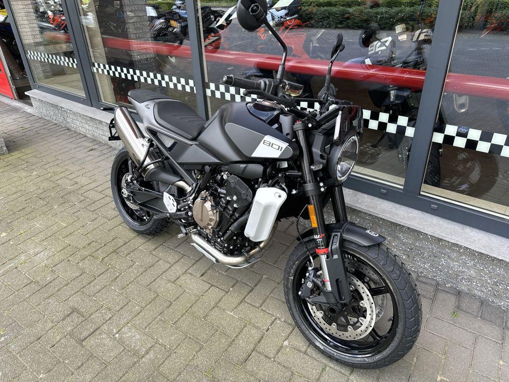 HUSQVARNA SVARTPILEN 801 2025 - foto 2