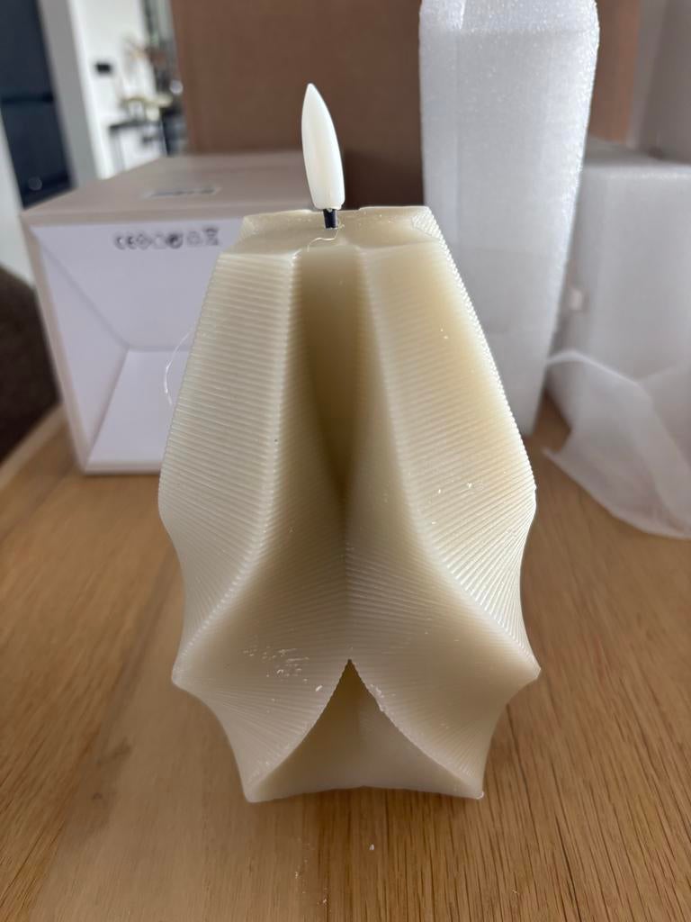 Juno Wave Twist Kaars LED - Crème, Huis en Inrichting, Woonaccessoires | Kandelaars en Kaarsen, Nieuw, Kaars, Minder dan 25 cm