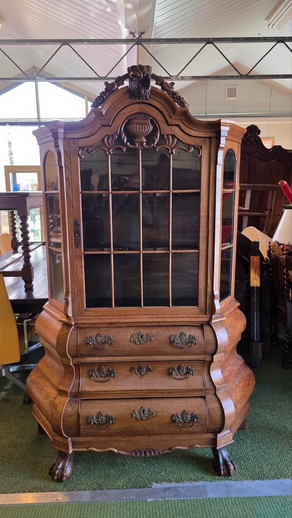 Eikenhouten Gebogen Vitrinekast met Mooi Snijwerk, Ophalen of Verzenden