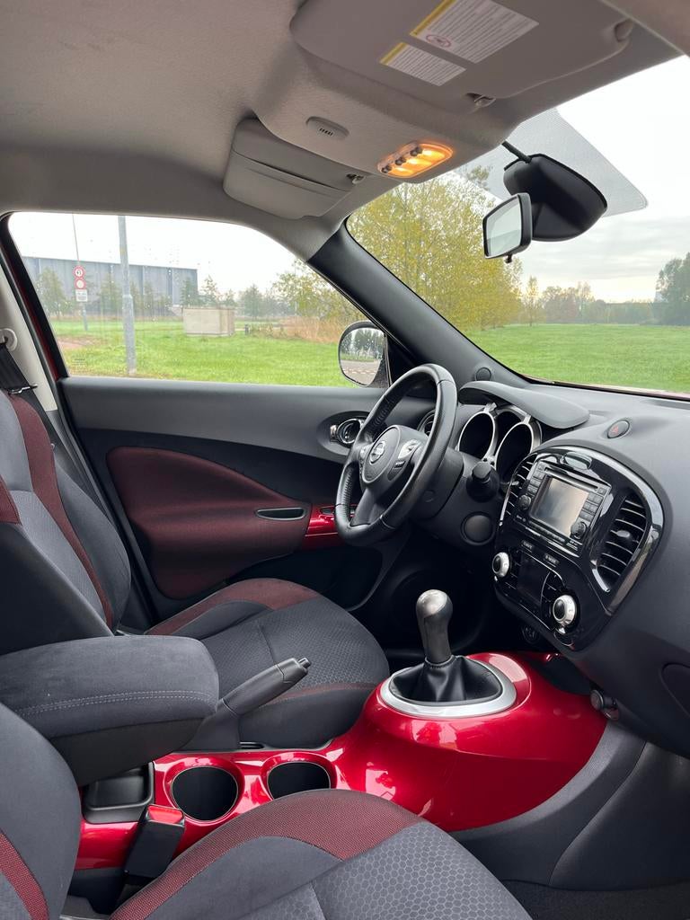 Nissan Juke 1.6 86KW Eco-pure Drive 2013 Rood, Auto's, Parkeersensor, Stof, 1250 kg, Zwart