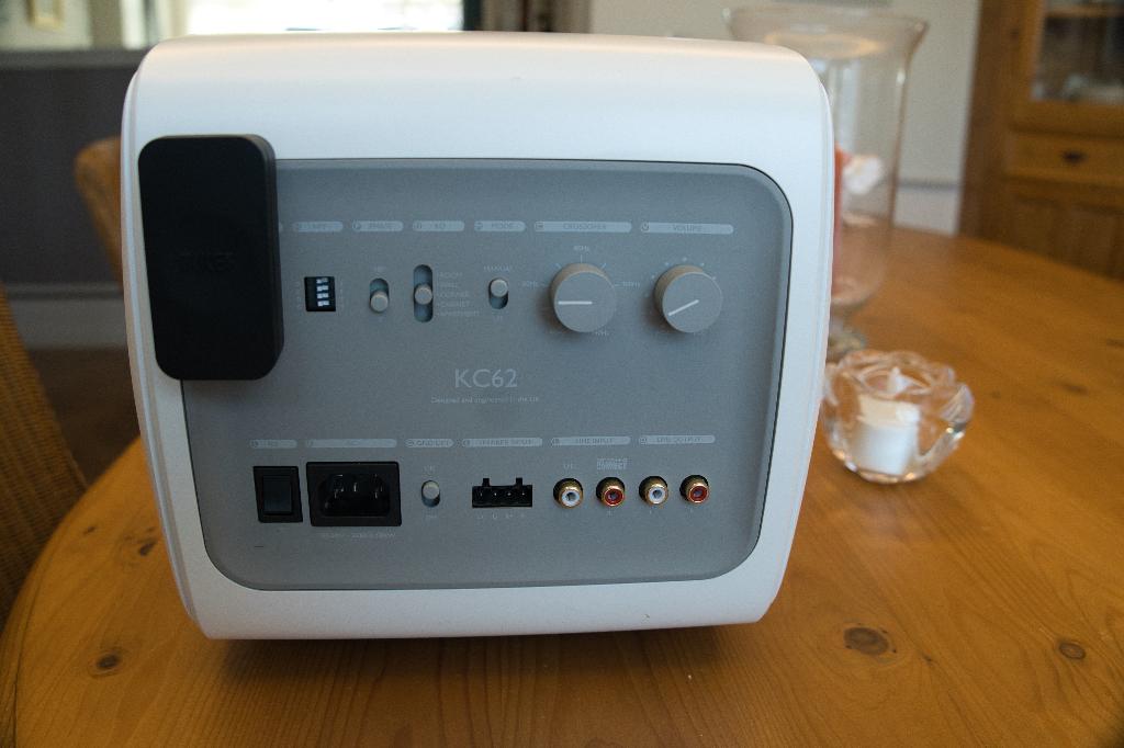 KEF subwoofer inclusief KEF draadloze module, Audio, Tv en Foto, Luidsprekers, Zo goed als nieuw, Subwoofer, 120 watt of meer