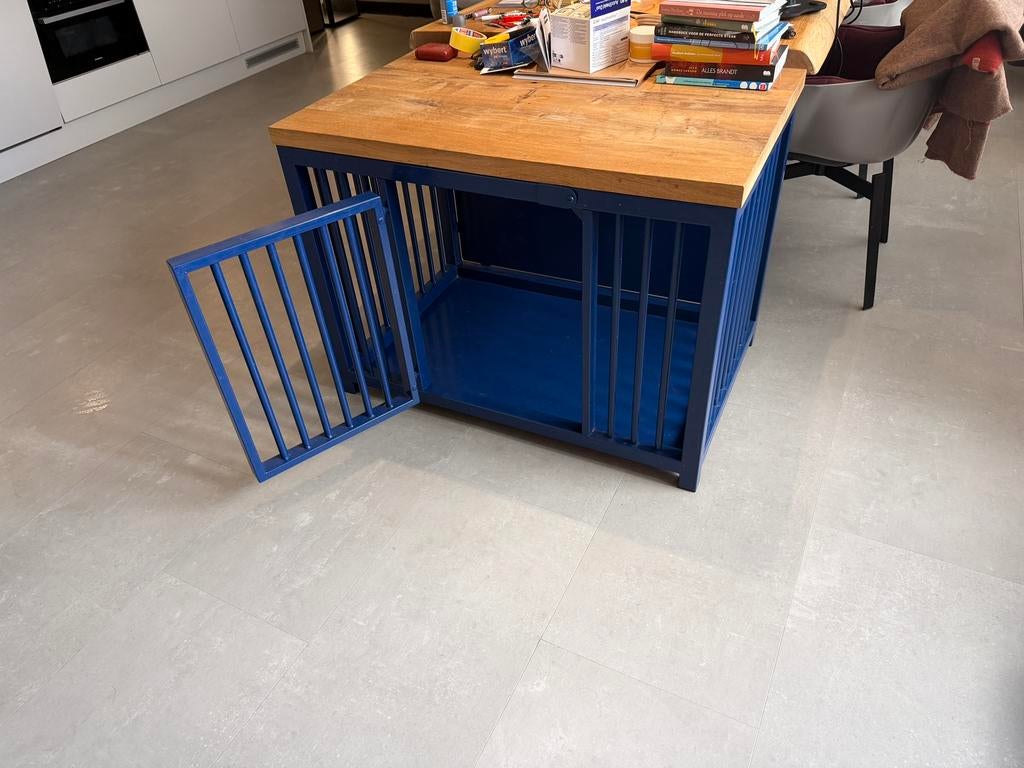 NL gesmede hondenmeubel Royal Blue, Ophalen, Zo goed als nieuw