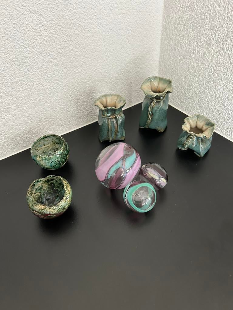 KERAMIEKE ITEMS + 3 GLAZEN BOLLEN (HANDGEMAAKT), Ophalen