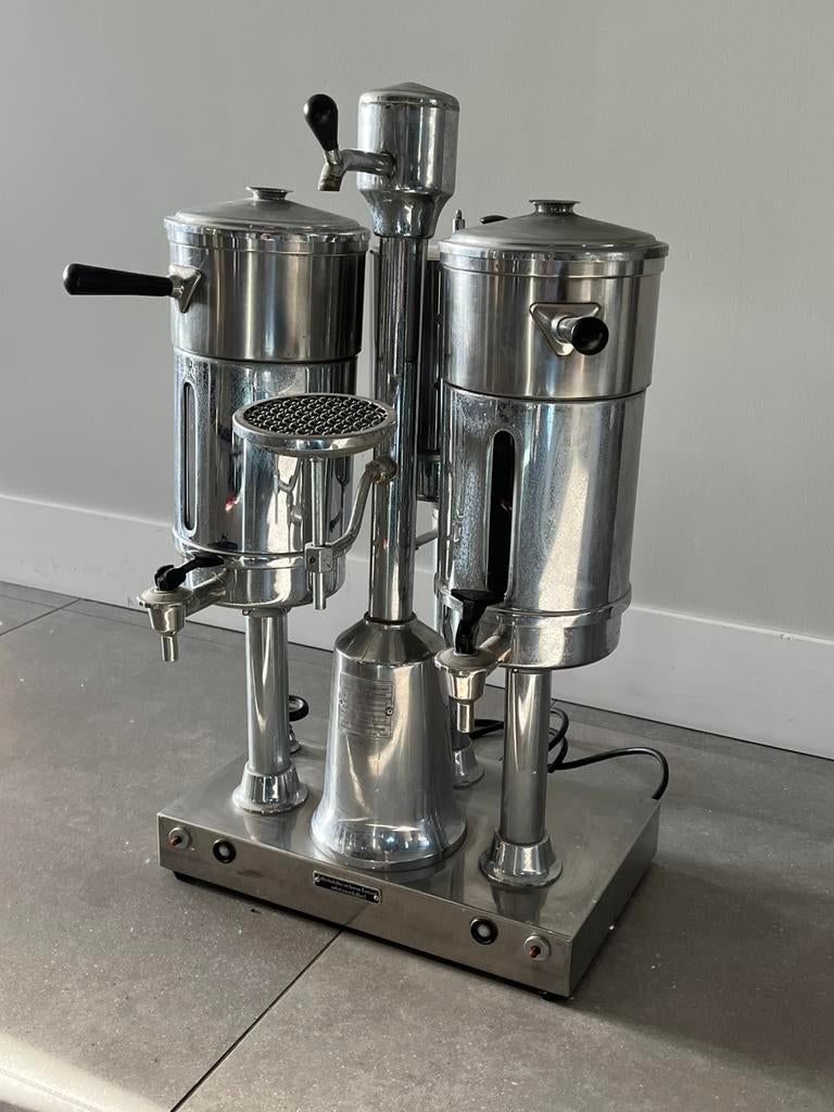 Te Koop koffie machine merk Bravilor, 10 kopjes of meer, Ophalen, Zo goed als nieuw, Koffiemachine