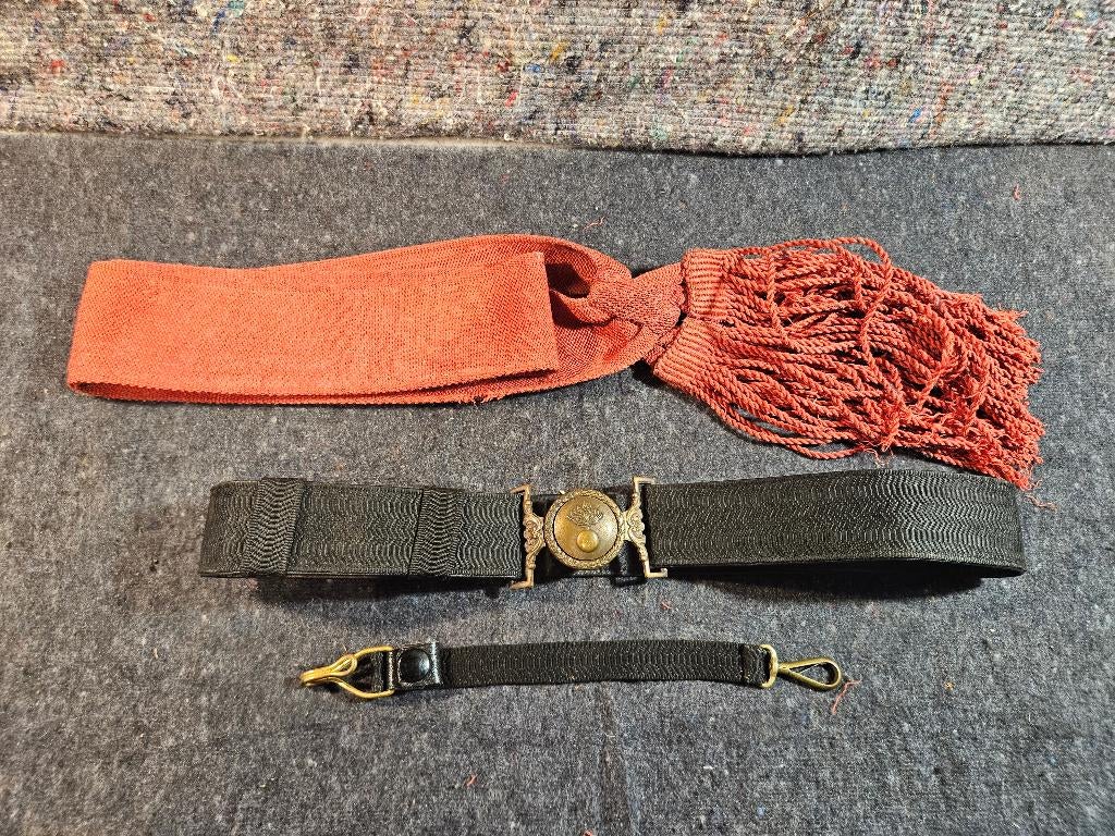 Kopel met sjerp v/h ceremonieel uniform Belgische Grenadiers, Ophalen of Verzenden, Landmacht, Overige gebieden, Kleding of Schoenen