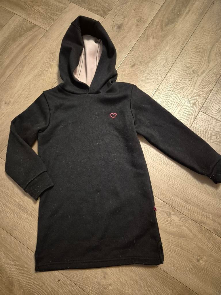 Zwarte hoodie jurk met hartje - Maat 110-116, Meisje, Ophalen of Verzenden, Zo goed als nieuw, Jurk of Rok