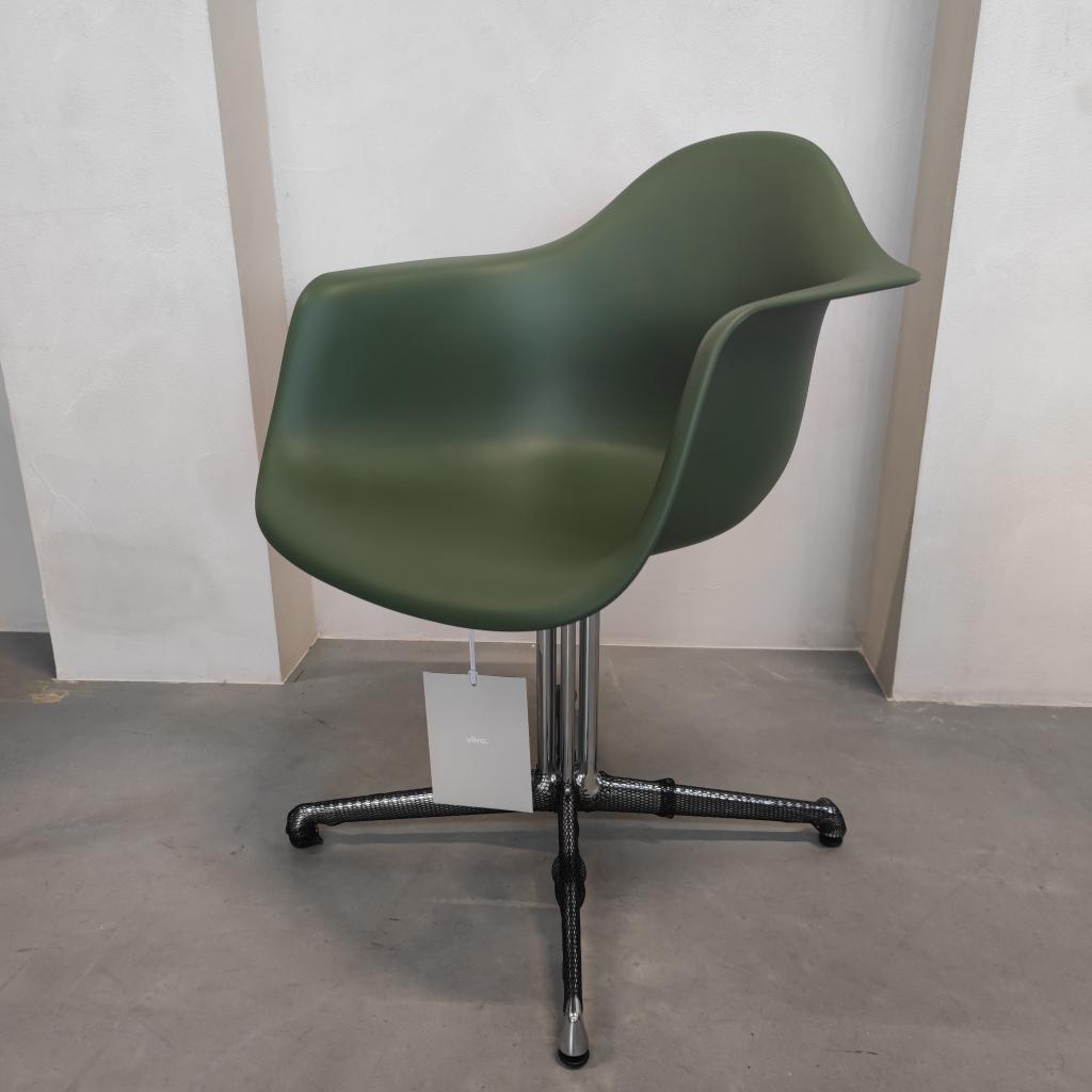 Vitra Eames Plastic Armchair – Forest (RE) met Polished Base, Ophalen of Verzenden