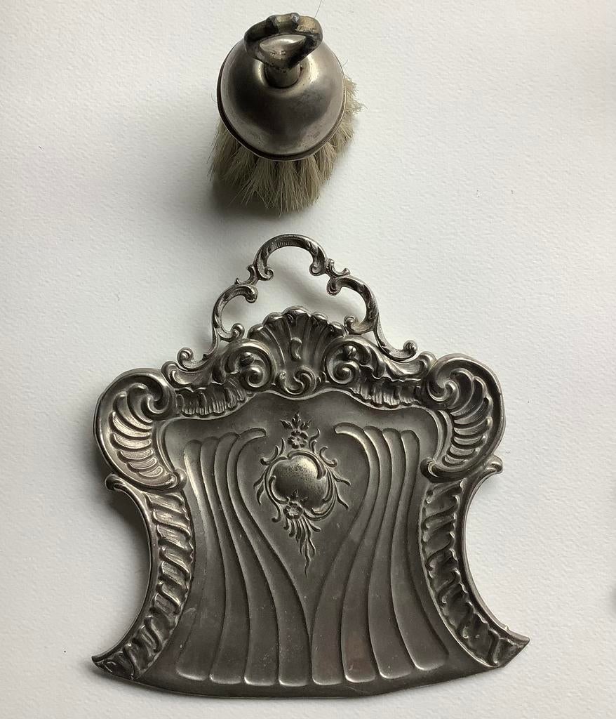 Antiek Bijzonder bureauset hand stoffer mooi bewerkt blik, Antiek en Kunst, Ophalen of Verzenden