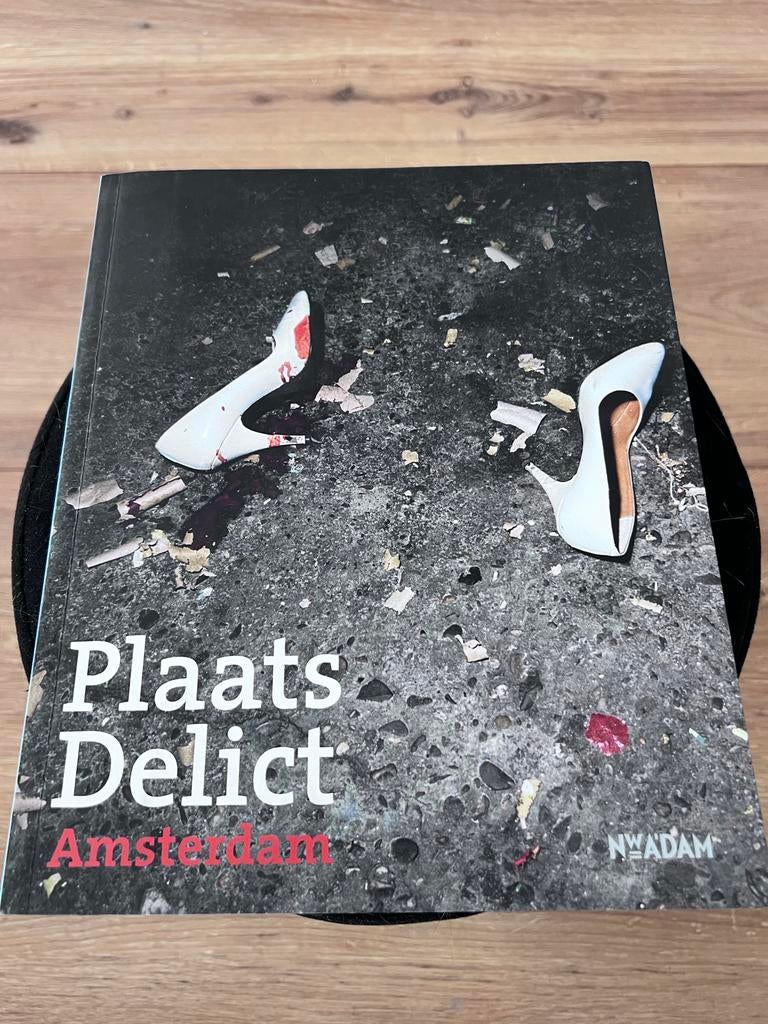 Plaats Delict Amsterdam: Politiefotografie '65-'85, Boeken, Ophalen of Verzenden, Zo goed als nieuw